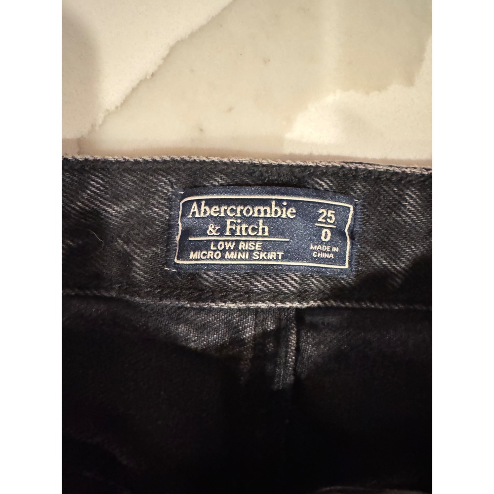 Abercrombie & Fitch Low Rise Micro Mini Skirt Black Denim Frayed Hem Size 25 - Picture 2 of 3